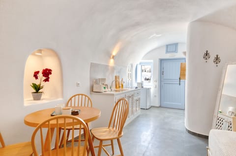 Apartment (Spiti) | Egyptian cotton sheets, premium bedding, pillowtop beds, in-room safe