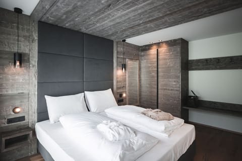 Hypo-allergenic bedding, in-room safe, desk, laptop workspace