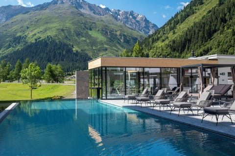 Outdoor pool, sun loungers