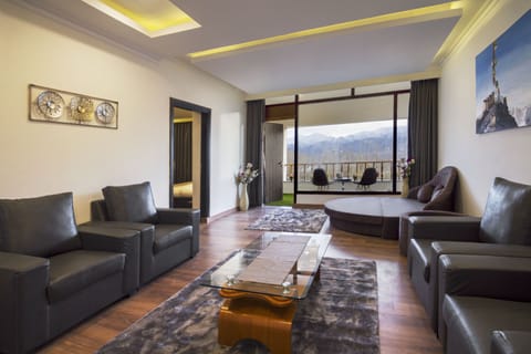 Family Suite | Living area | 50-inch flat-screen TV with satellite channels, TV, books