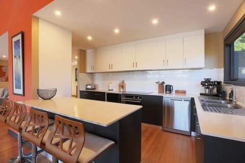 House, 5 Bedrooms | Private kitchen | Full-size fridge, microwave, oven, stovetop