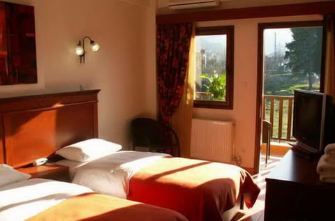 Select Comfort beds, in-room safe, desk, blackout drapes