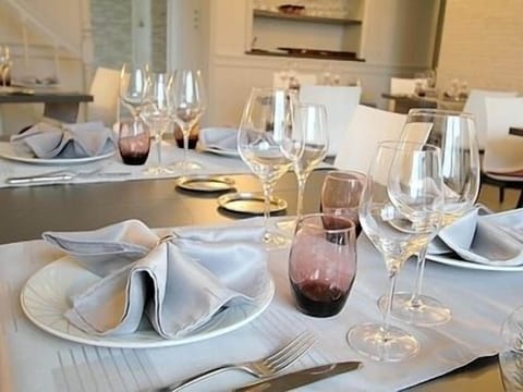 2 restaurants; lunch and dinner served