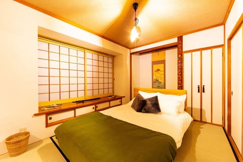 Vacation | 4 bedrooms, desk, iron/ironing board, free WiFi