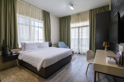 Deluxe King Room | Minibar, desk, blackout drapes, free WiFi