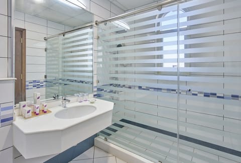 Deluxe Twin Room | Bathroom | Shower, free toiletries, hair dryer, slippers