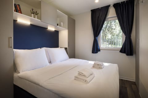 Superior Mobile Home | In-room safe, free cribs/infant beds, free WiFi, bed sheets