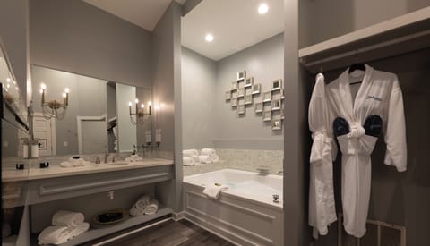 Presidential Swimming Pool Suite | Bathroom | Separate tub and shower, jetted tub, hydromassage showerhead