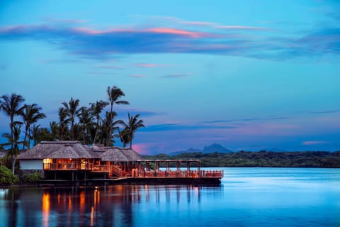 6 restaurants; breakfast, lunch, and dinner served
