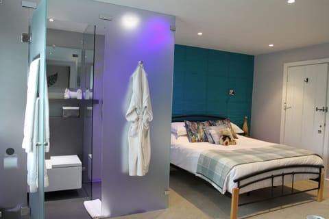 Suite (Rose) | Premium bedding, individually decorated, individually furnished