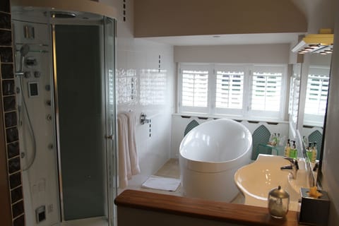 Suite (Lavender) | Bathroom | Designer toiletries, hair dryer, bathrobes, towels