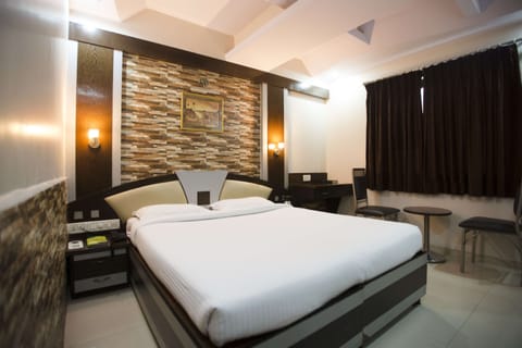Standard Double Room | Desk, laptop workspace, blackout drapes, iron/ironing board