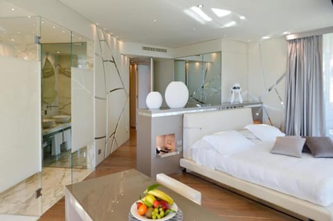 Deluxe Room, Lake View and Hot Tub | Minibar, in-room safe, desk, blackout drapes