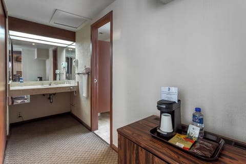 Studio Suite | Bathroom | Combined shower/tub, deep soaking tub, rainfall showerhead