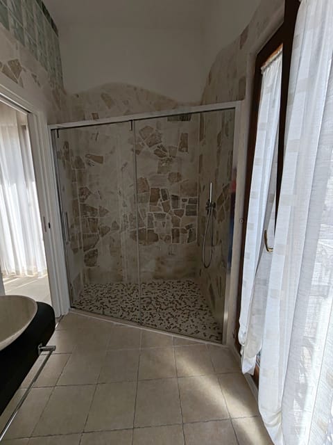 Standard Room, Partial Sea View | Bathroom | Shower, rainfall showerhead, hair dryer, bidet