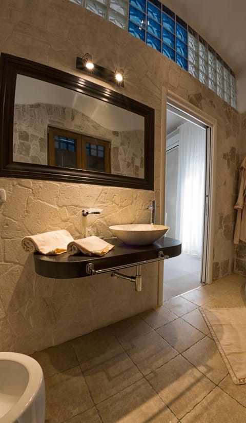 Standard Room, Partial Sea View | Bathroom | Shower, rainfall showerhead, hair dryer, bidet
