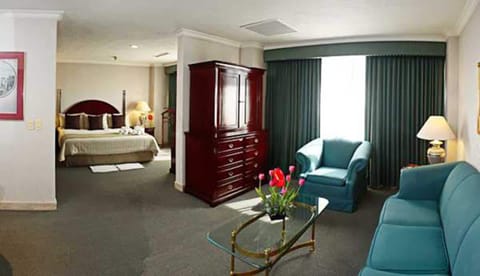 Junior Suite | Desk, blackout drapes, free cribs/infant beds, rollaway beds