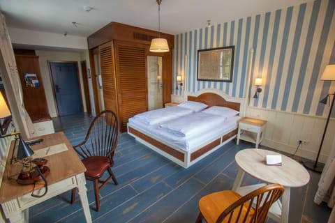 Hypo-allergenic bedding, desk, free WiFi, bed sheets