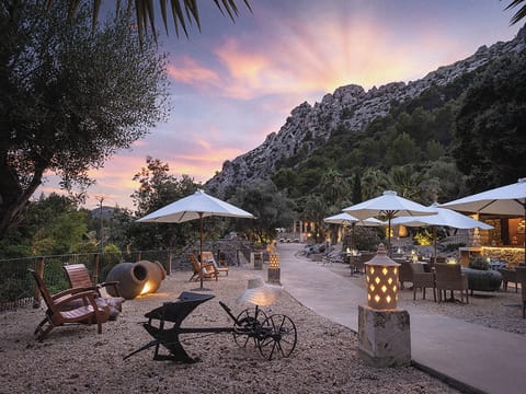 3 restaurants; breakfast, lunch, dinner, and brunch served