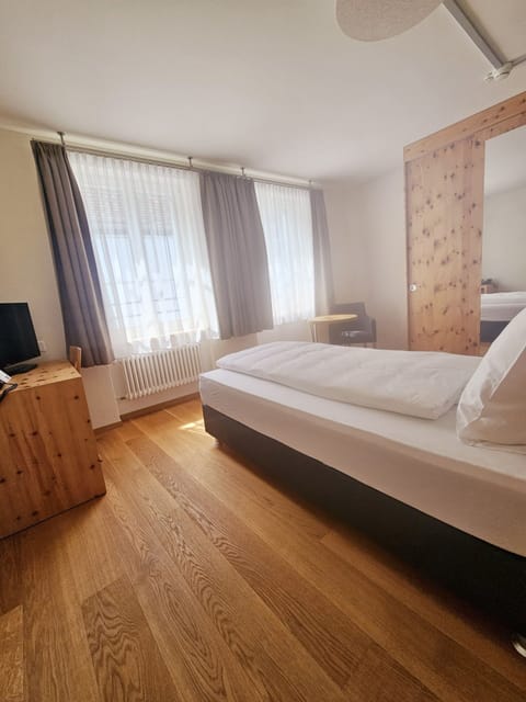 Single Room | Minibar, desk, laptop workspace, WiFi (free)