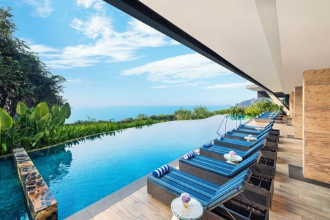2 outdoor pools, sun loungers