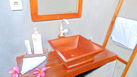 Deluxe Double Room | Bathroom sink