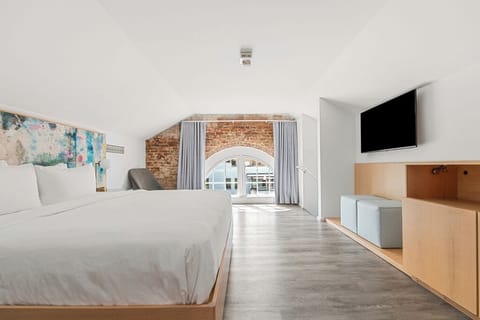 Suite, 1 King Bed with Sofa bed, Annex Building | Premium bedding, down comforters, minibar, in-room safe