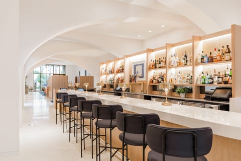 2 bars/lounges, lobby lounge