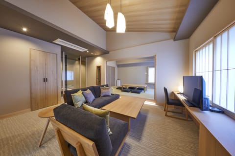 Deluxe Twin Room | Living area | Flat-screen TV
