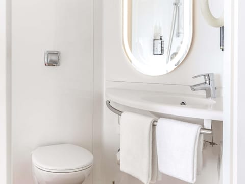 Hypo-allergenic bedding, desk, soundproofing, free WiFi