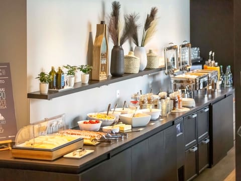 Daily continental breakfast (CHF 26 per person)