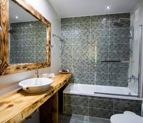 Superior Suite | Bathroom | Free toiletries, hair dryer, slippers, towels