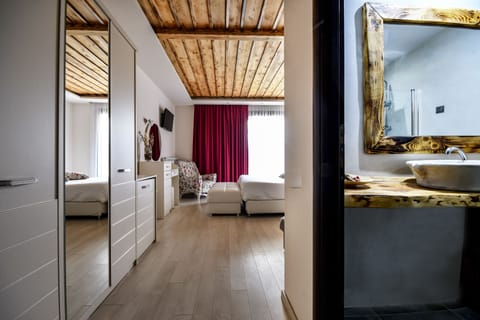 Deluxe Suite | Iron/ironing board, free cribs/infant beds, free WiFi, bed sheets