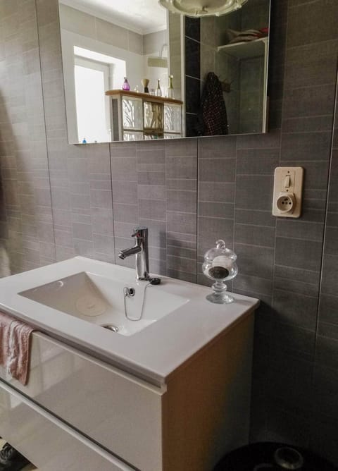 Double Room, Shared Bathroom | Bathroom sink