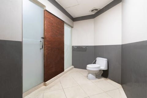 Family Suite | Bathroom | Shower, towels