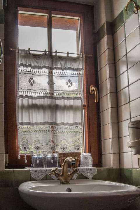 Deluxe Double Room, Balcony (Erato) | Bathroom sink