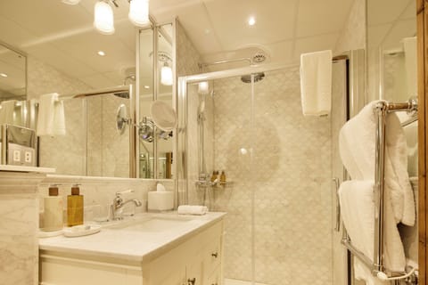 Deluxe Double or Twin Room | Bathroom | Shower, towels, toilet paper