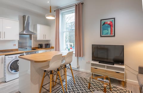 Deluxe Apartment, Private Bathroom (Treetops at City Haven) | Dining