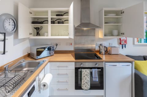 Classic Apartment, Private Bathroom (The Snug at City Haven) | Shared kitchen