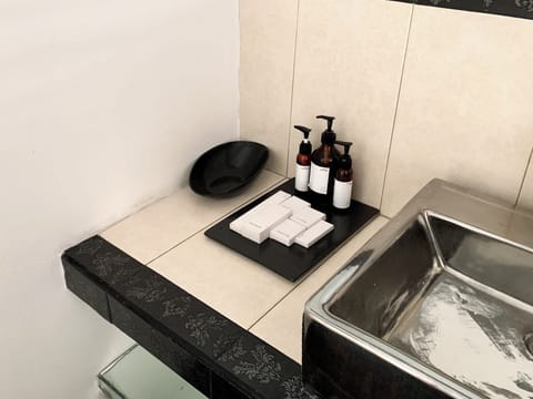 Casa Artista Deluxe Room | Bathroom | Shower, rainfall showerhead, free toiletries, hair dryer
