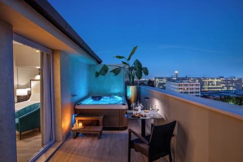 Junior Studio Suite | In-room safe, desk, laptop workspace, soundproofing