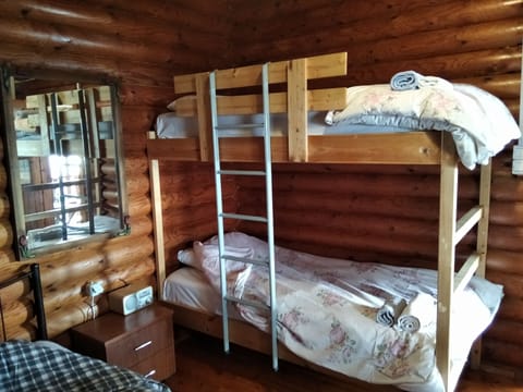 Twin Room | Laptop workspace, free WiFi, bed sheets