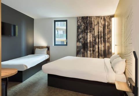 Triple Room | Desk, soundproofing, free WiFi, bed sheets