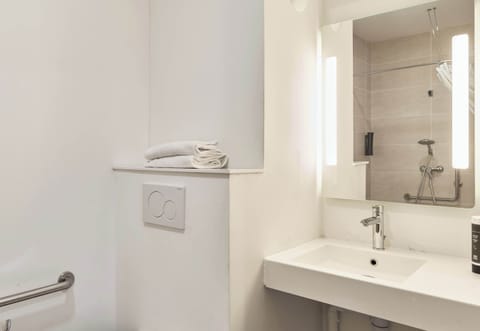 Double Room, Mobility Accessible, Non Smoking | Bathroom | Shower, towels, soap, toilet paper