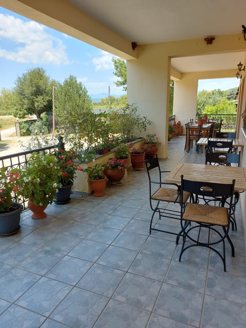 Daily full breakfast (EUR 6 per person)