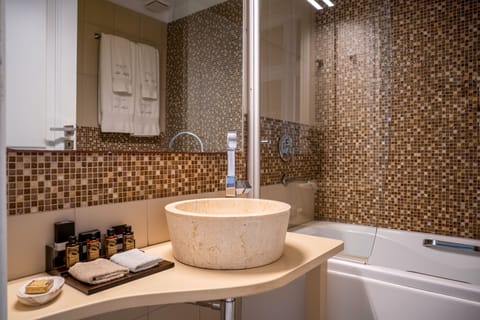 Executive Room, Hot Tub (Caldera View) | Bathroom | Designer toiletries, hair dryer, bathrobes, slippers