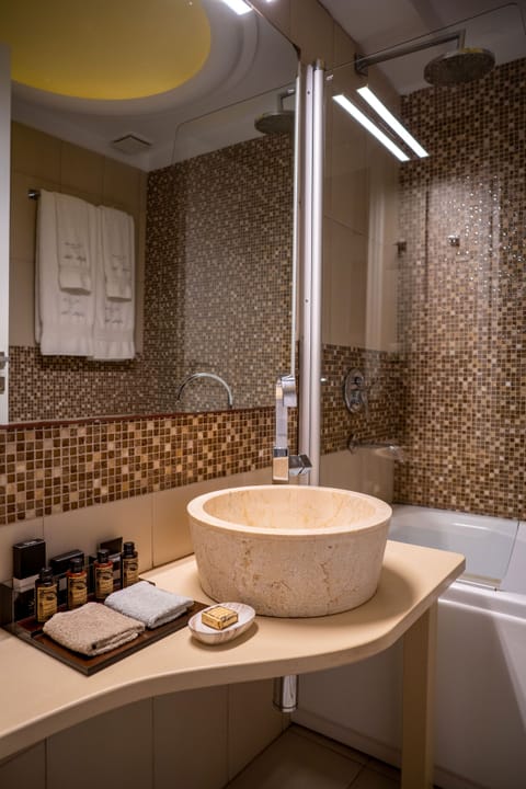 Executive Room, Hot Tub (Caldera View) | Bathroom | Designer toiletries, hair dryer, bathrobes, slippers