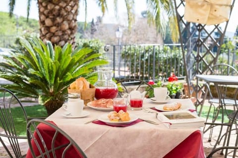 Daily continental breakfast (EUR 7 per person)