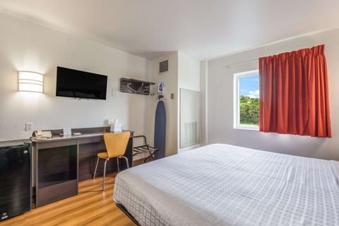 Room, 1 King Bed, Non Smoking | Blackout drapes, iron/ironing board, free WiFi, bed sheets