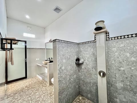 Shower, free toiletries, hair dryer, bidet